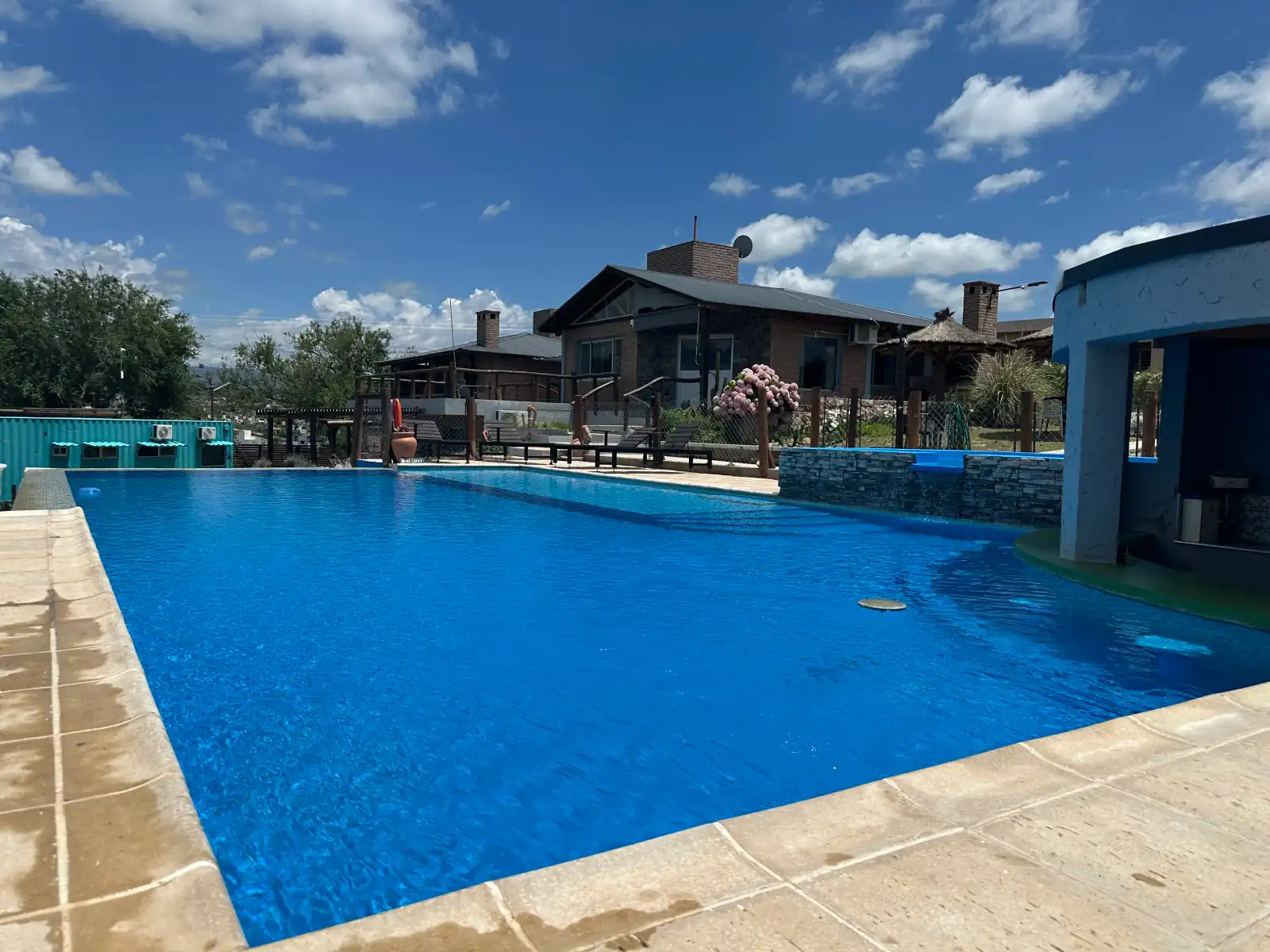 Detalle de las instalaciones y piscina